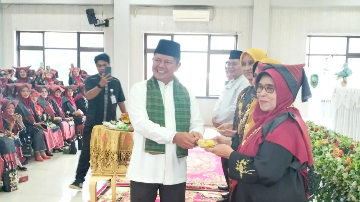 Bupati Pasaman Welly Suhery mengukuhkan Kepengurusan Perkumpulan Bundo Kanduang Minangkabau Kecamatan se-Kabupaten Pasaman periode 2026–2030 di Aula Lantai III Kantor Bupati Pasaman, Jumat (22/5). (WILIAN/PADEK)