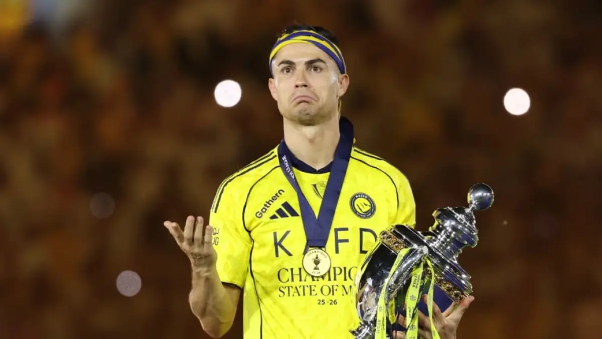 Cristiano Ronaldo mengangkat trofi setelah Al Nassr memastikan gelar Saudi Pro League 2026.(Foto: X @AlNassrFC)