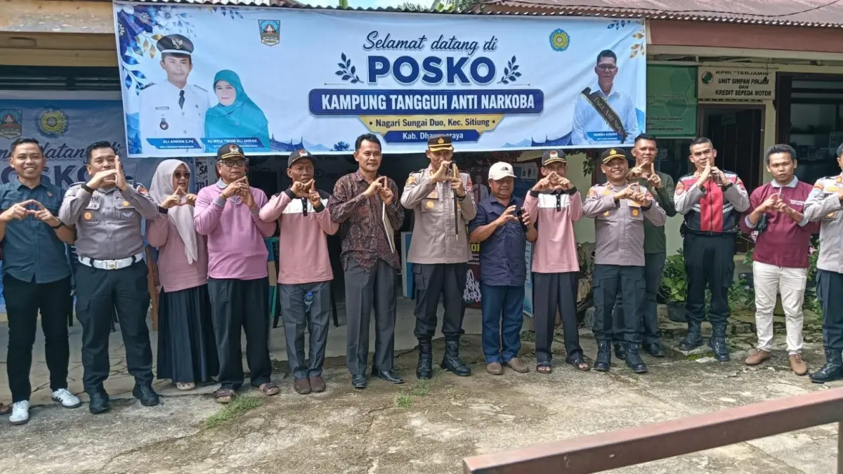 Foto bersama Kapolres Dharmasraya AKBP Kartyana Widiarso Wardoyo Putro dengan Wali Nagari Sungaiduo Ali Amran dan lainnya. (DOK NAGARI SUNGAIDUO UNTUK PADEK)