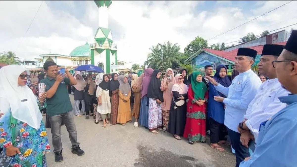 Sekretaris Kabupaten Dharmasraya, Medison, meninjau langsung pelaksanaan pasar murah di halaman Masjid Babussalam Nagari IV Koto Pulau Punjung, Jumat (22/5/), sambil berdialog dengan warga yang membeli kebutuhan pokok dengan harga terjangkau. (DOK PEMKAB DHARMASRAYA)