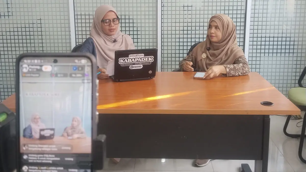 Jurnalis senior Padang Ekspres, Suryani (kanan) saat menjadi narasumber pada program KABAPADEK Sore di Graha Pena, Lubukbuaya, Jumat (22/5). (DOK PADANG EKSPRES)