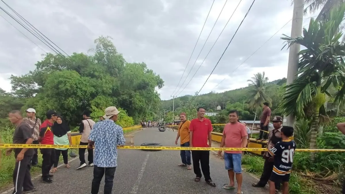 Kondisi jembatan penghubung Sitangkai–Tanjung Ampalu yang mengalami kerusakan parah harus ditutup total untuk seluruh kendaraan sejak Kamis (21/5). (SAFRIZAL/PADEK)