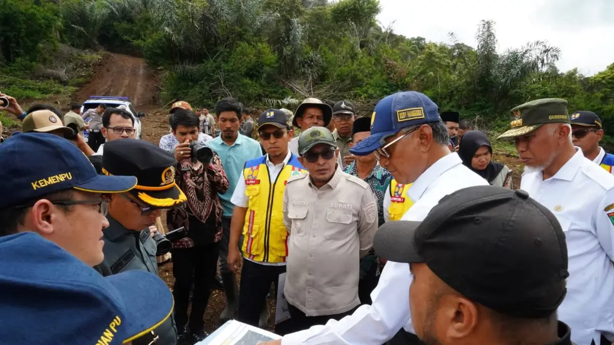 Menteri PU RI, Dody Hanggodo, turun langsung meninjau lokasi terdampak banjir di Nagari Taluk, Kecamatan Lintau Buo, Kabupaten Tanahdatar, Kamis (21/5/2026). (DOKUMENTASI PEMKAB TANAHDATAR)