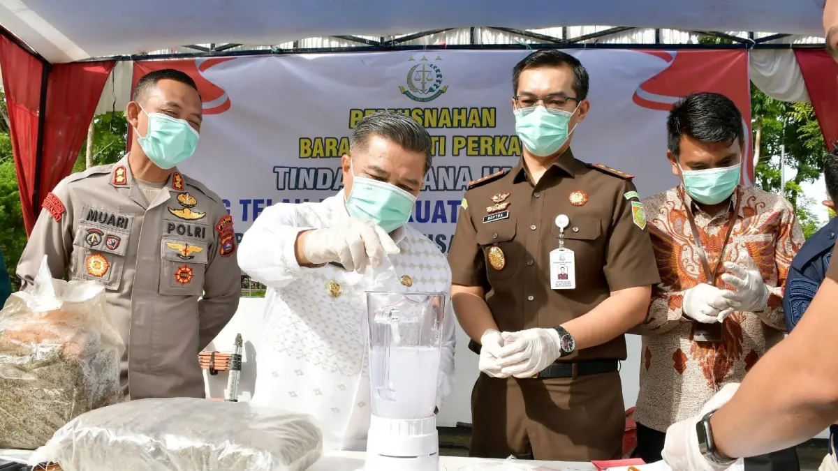 Pemusnahan barang bukti perkara tindak pidana yang telah inkrah di Kejaksaan Negeri Agam, Jumat (22/5). (DOK ANDRI UNTUK PADEK)