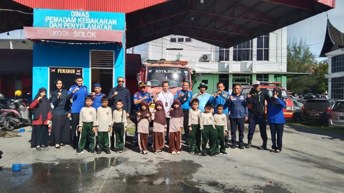 Puluhan siswa SDIT Leadership Quran mengikuti kegiatan edukasi kebencanaan yang digelar oleh Satpol PP dan Pemadam Kebakaran Kota Solok pada Kamis (21/5/2026). (DOKUMENTASI PRIBADI)