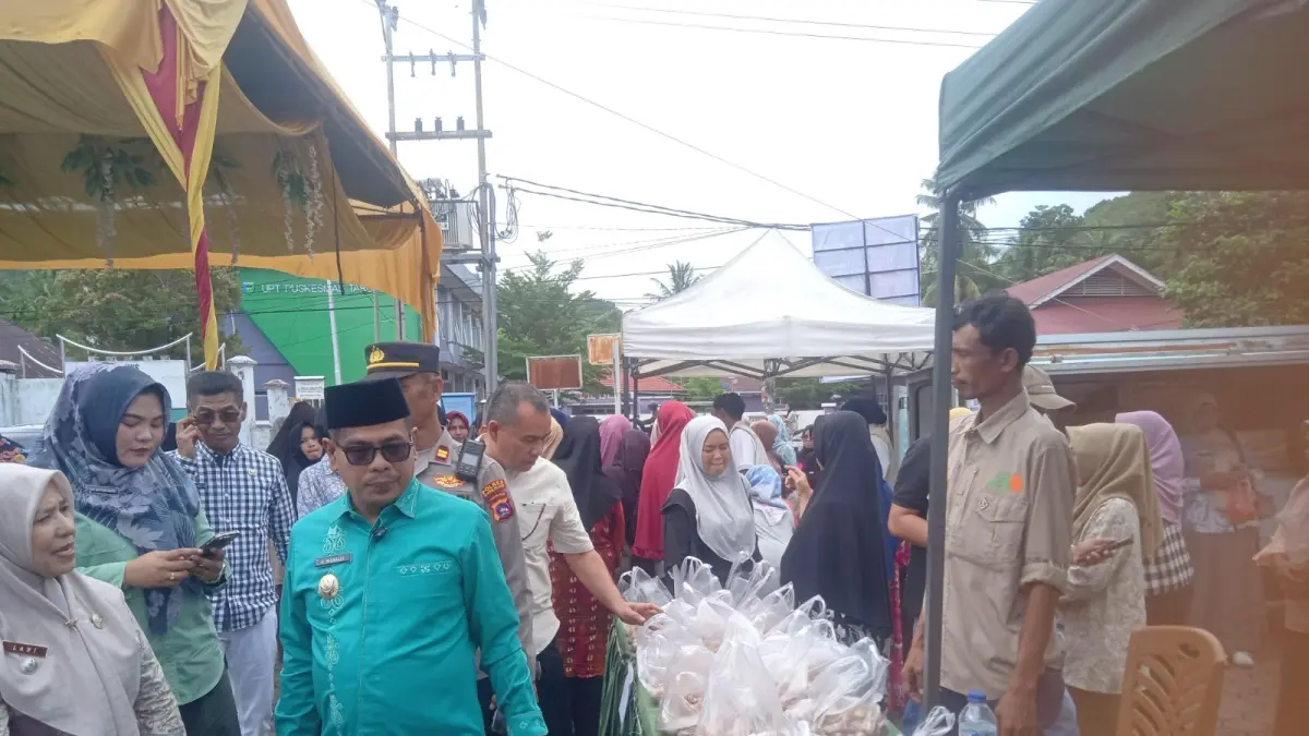 Terlihat Wakil Bupati Pesisir Selatan, Risnaldi Ibrahim, saat meninjau komoditas bawang merah dan telur yang dijual di pasar murah. (YONI SYAFRIZAL/PADEK)

