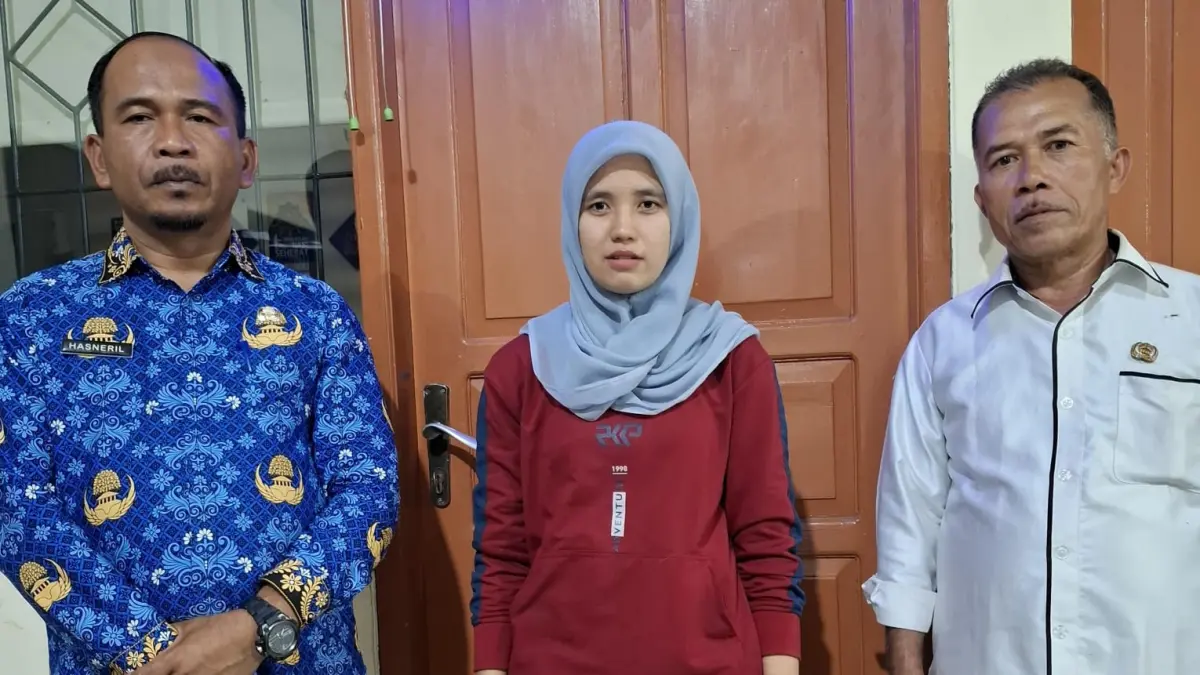 DIPULANGKAN: Elsa Saputri (tengah), perempuan korban dugaan KDRT asal Kabupaten Bandung, Jawa Barat, saat berada di Kantor Dinas Sosial Kabupaten Agam didampingi Kabid Rehabilitasi Sosial Dinsos Agam Hasneril (kiri) dan petugas sosial sebelum dipulangkan ke kampung halamannya, Kamis (21/5). (Hasneril For Padek)