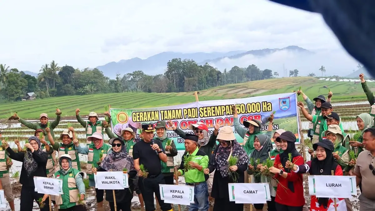 Wakil Wali Kota Payakumbuh Elzadaswarman mengikuti gerakan tanam padi serentak 50 ribu hektare di kawasan persawahan Gadihangik, Kelurahan Kapalo Koto Ampangan, Kecamatan Payakumbuh Selatan, Jumat (22/5). (DOK PEMKO PAYAKYUMBUH)