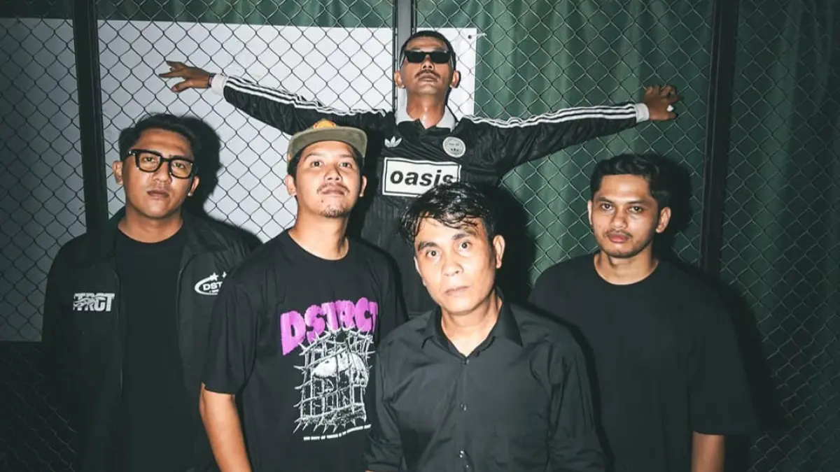 Band space rock asal Payakumbuh, YTTA, melakukan photo session usai manggung di Record Store Day Padang 2026 yang digelar di Fabriek Padang beberapa waktu lalu. (DOKUMENTASI YTTA/PENTAS KITA)