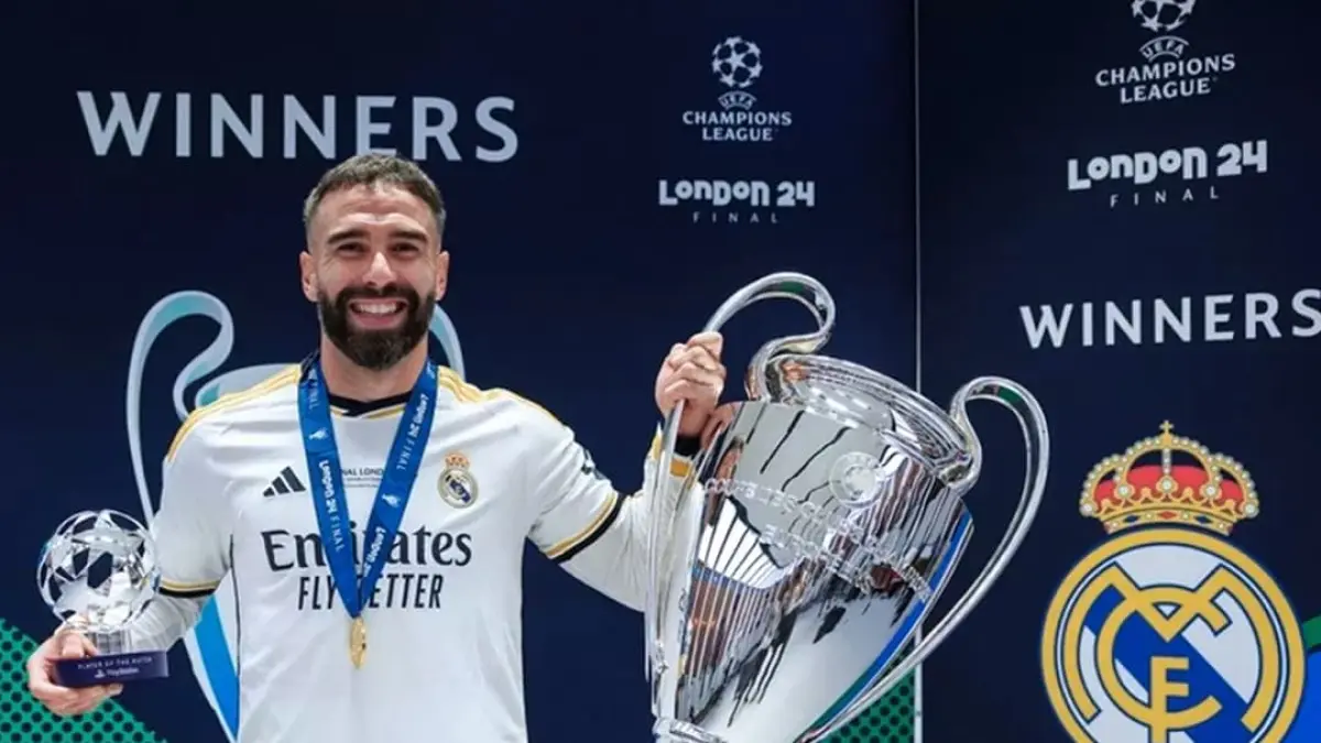 Bek kanan legendaris Real Madrid, Dani Carvajal, dengan trofi Liga Champions. Carvajal satu dari hanya lima pemain dalam sejarah sepak bola dunia yang sukses mengoleksi 6 gelar juara Eropa sepanjang kariernya. (Foto: Real Madrid Official)