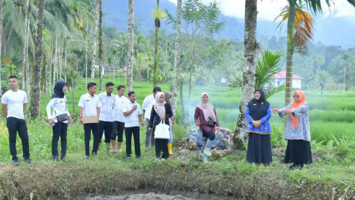 Ketua TP-PKK Agam, Merry Benni Warlis bersama jajaran meninjau progres pengelolaan lahan non produktif di Nagari Kotomalintang, Kecamatan Tanjungraya, Rabu (20/5). 