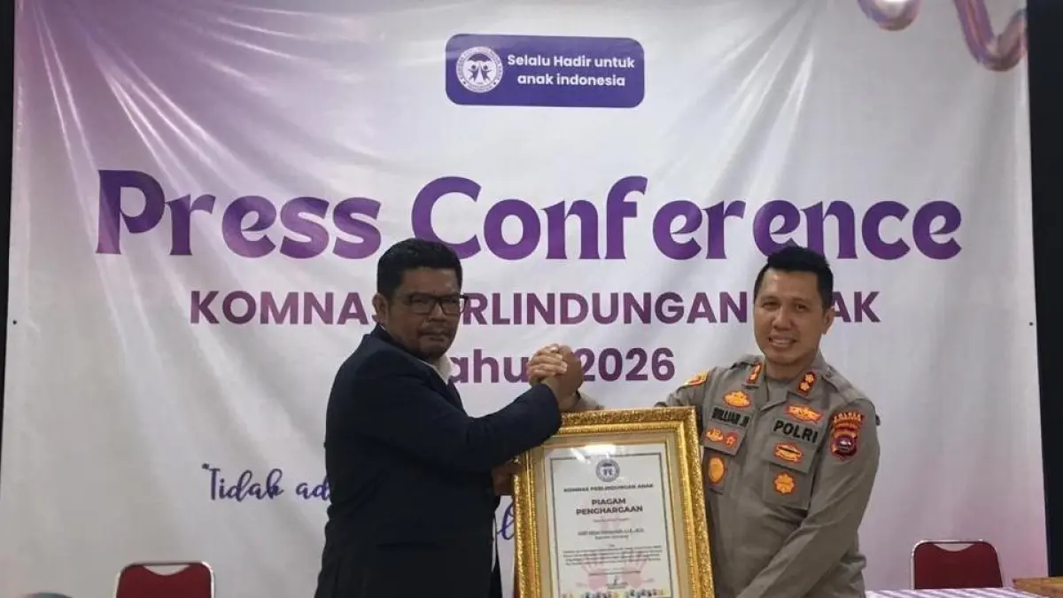 Ketua Umum Komnas PA Indonesia Agustinus Sirait menyerahkan piagam penghargaan kepada Kapolres Sijunjung AKBP Willian Harbensyah di Jakarta, Kamis (21/5), atas dukungan terhadap Program Makan Bergizi Gratis melalui SPPG di Kabupaten Sijunjung. (DOK POLRES SIJUNJUNG)