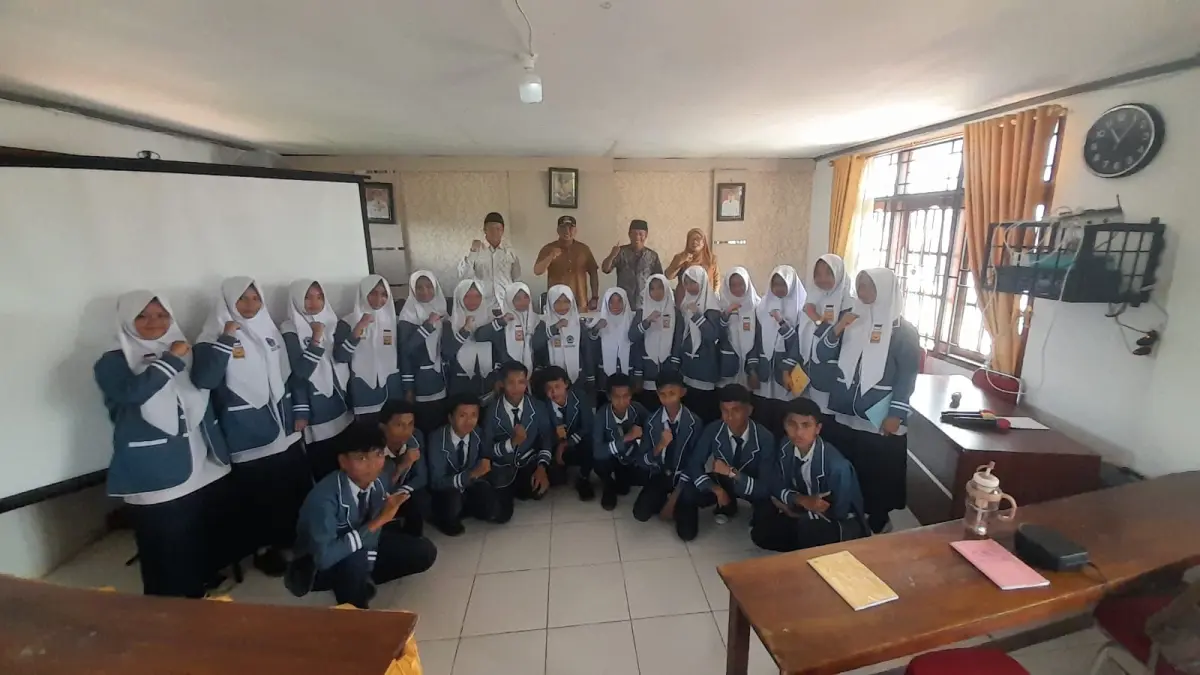 OSIS SMPN 3 X Koto foto bersama dengan perangkat Nagari Singgalang saat menggelar kegiatan edukatif bertajuk OSIS Goes To Nagari di Kantor Wali Nagari Singgalang, Selasa (19/5).
