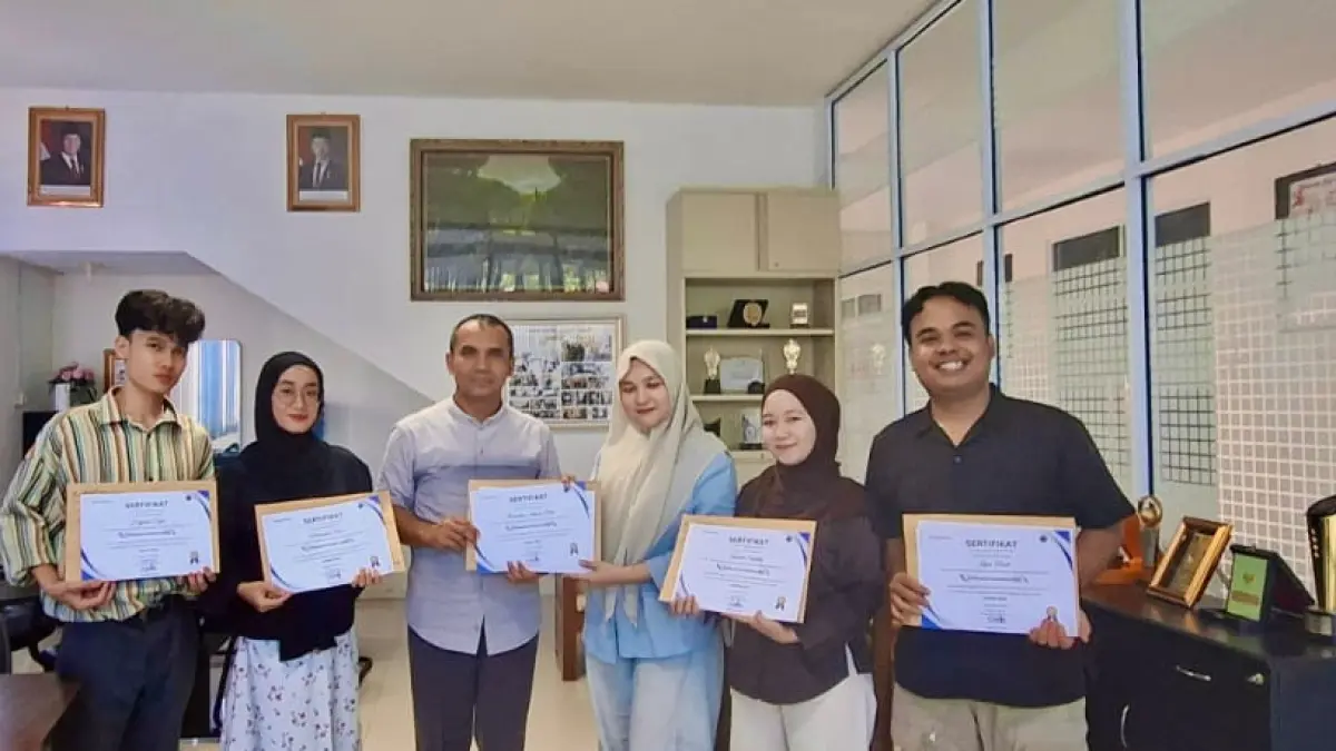 Peserta MagangHub Kemnaker Batch 2 bersama Direktur Utama Padang Ekspres Mhd Nazir Fahmi, usai kegiatan penutupan program di Graha Pena Padang Ekspres. (Irfan/Padeks)