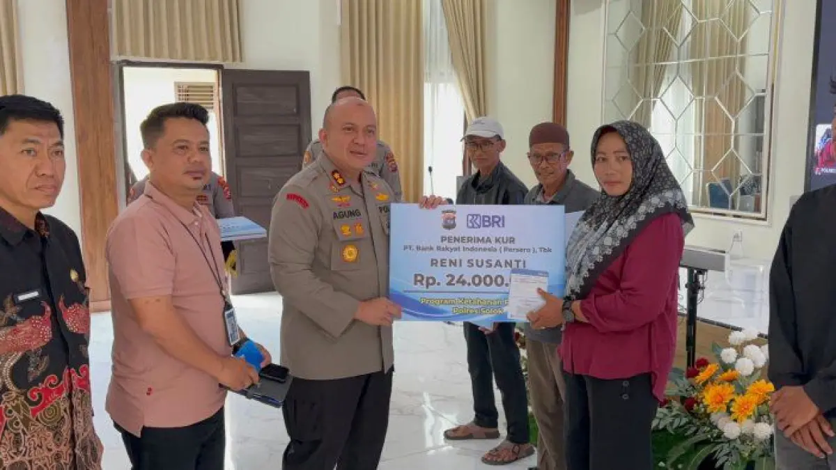 Polres Solok menyerahkan secara simbolis bantuan KUR Petani.(DOKUMENTASI POLRES SOLOK)