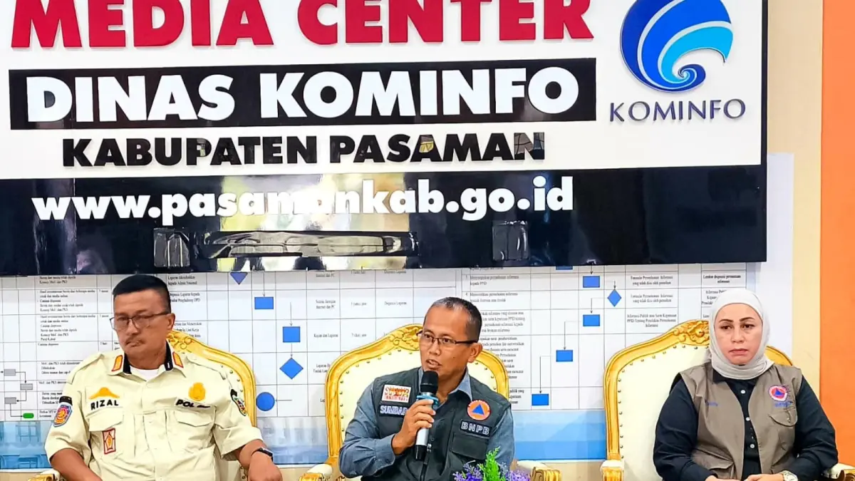 Dinas Komunikasi dan Informatika (Diskominfo) Pasaman bersama Kepala BPBD Pasaman, Mardianto beserta jajaran, didampingi Kasat Pol PP Yusrizal saat konferensi pers pelaksanaan Program Unggulan Nagari Tangguh Bencana di Media Center Diskominfo Pasaman, Kamis (21/5). (DOK PEMKAB PASAMAN)