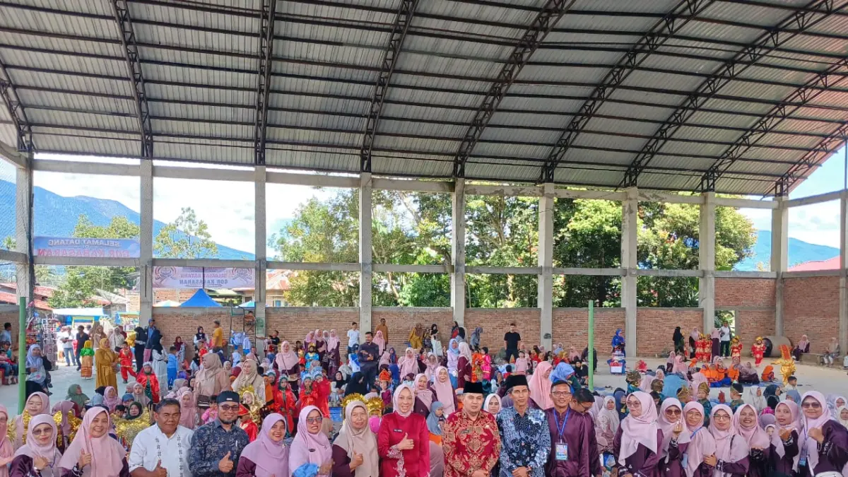 Staf Ahli Dandi Pribadi foto bersama majelis guru taman kanak-kanak (TK) di GOR Kabasaran Nagari Panampuang beberapa waktu lalu  