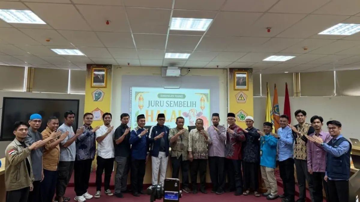 Wakil Rektor UNP Remon Lapisa bersama Profesor Ganefri membuka acara Bimtek Juru Sembelih Halal Juleha 2026 di UPT Halal UNP Padang.(Foto: KKPS UNP)