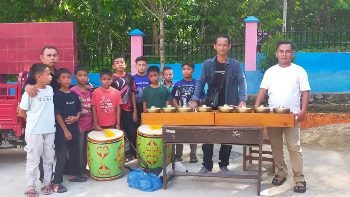 Wali Nagari Aia Manggih Barat bersama peserta pelatihan seni budaya saat kegiatan pembinaan silek, tari, musik, dan pasambahan dalam rangka mendukung Program Pekan Kreativitas Anak Nagari (PKAN) di Kabupaten Pasaman.