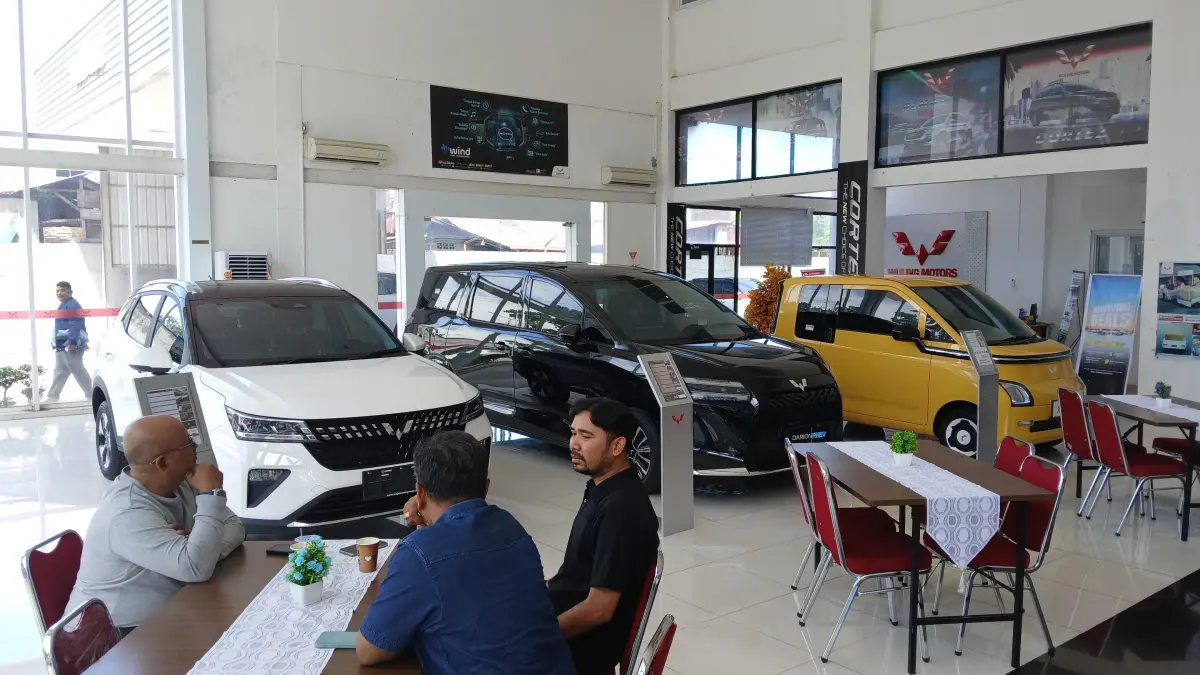 Wuling Padang gelar showroom event di Koto Tangah, tawarkan diskon dan edukasi mobil listrik, seiring meningkatnya minat kendaraan listrik.