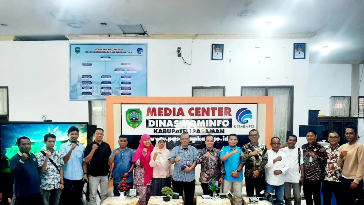 Kepala Dinas Koperasi, UMKM, Perdagangan dan Tenaga Kerja (KUPTK) Pasaman Ariswan bersama jajaran Kepala Dinas Pendidikan Muslim serta Kepala Disparporabud Aprialdi Said foto bersama usai  pemaparan capaian progul, Kamis (21/5). (DOK Diskominfo Pemkab Pasaman)