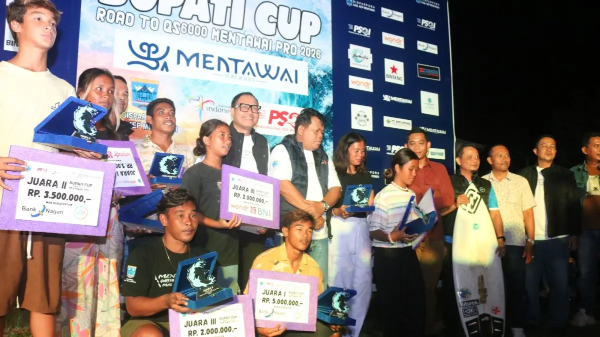 Bupati dan wakil bupati, saat pemberian hadiah kepada pemenang peserta surfing internasional Bupati Cup 2026, Kamis (21/5).