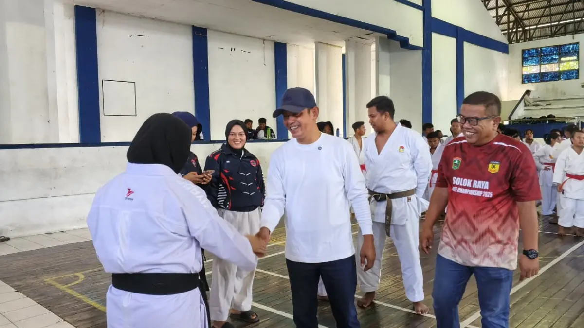 Bupati Kabupaten Solok, Jon Firman Pandu menyalami salah seorang  atlet  FORKI di Sport Hall GOR Batubatupang, Kotobaru, Minggu (24/5).