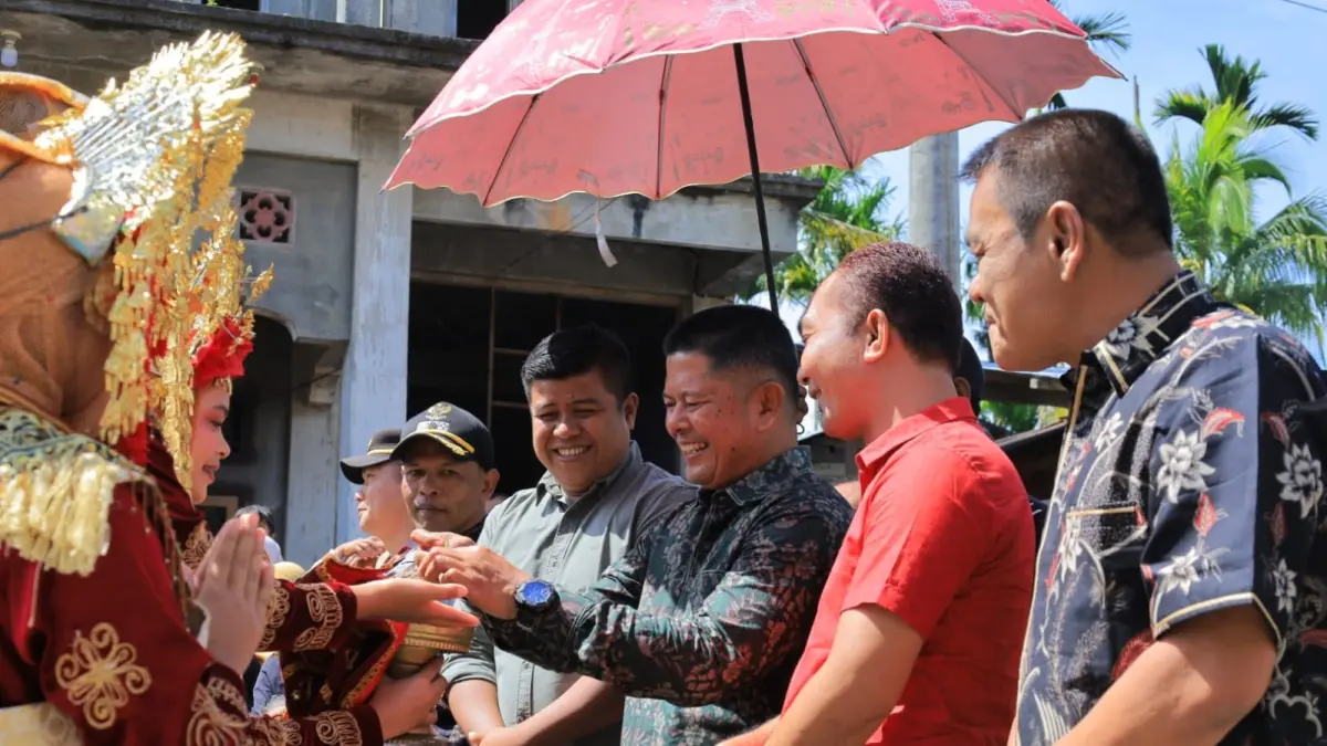 Bupati Pasaman, Welly Suhery, menghadiri pengukuhan kepengurusan Pemuda-Pemudi Tuah Basamo Andilan dan Sanggar Seni Budaya Aua Sarumpun di Kecamatan Duokoto, Kabupaten Pasaman, Minggu (24/5). (DOK PROKOPIM PASAMAN)
