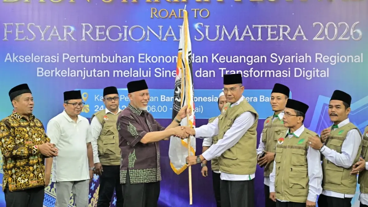 Gubernur Sumbar, Mahyeldi Ansharullah, usai menyampaikan sambutan saat menghadiri DAUN Syariah Festival di Kantor Perwakilan Bank Indonesia Sumbar, Minggu (24/5). (DOK BIRO ADPIM)