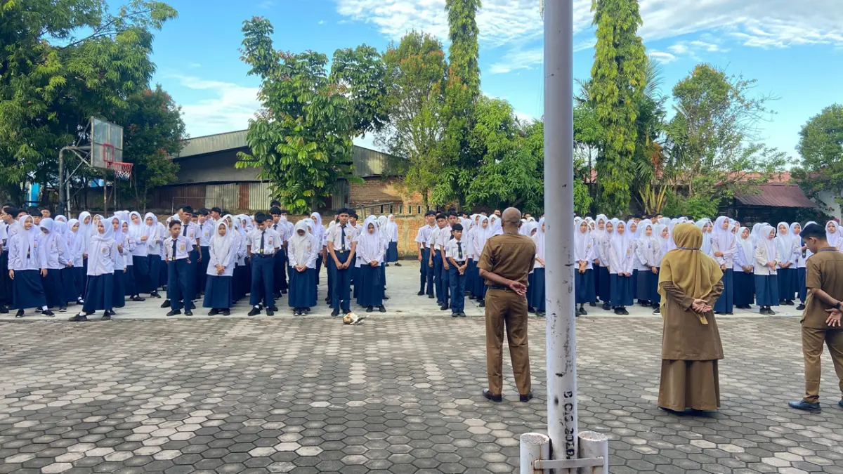 Murid SMP Negeri 30 Padang sedang melaksanakan Asesmen Akhir Sekolah (AAS) bagi seluruh siswa kelas IX. terlihat siswa diberi pengarahan sebelum ujian 
beberapa waktu lalu. (TIM LAMAN GURU)