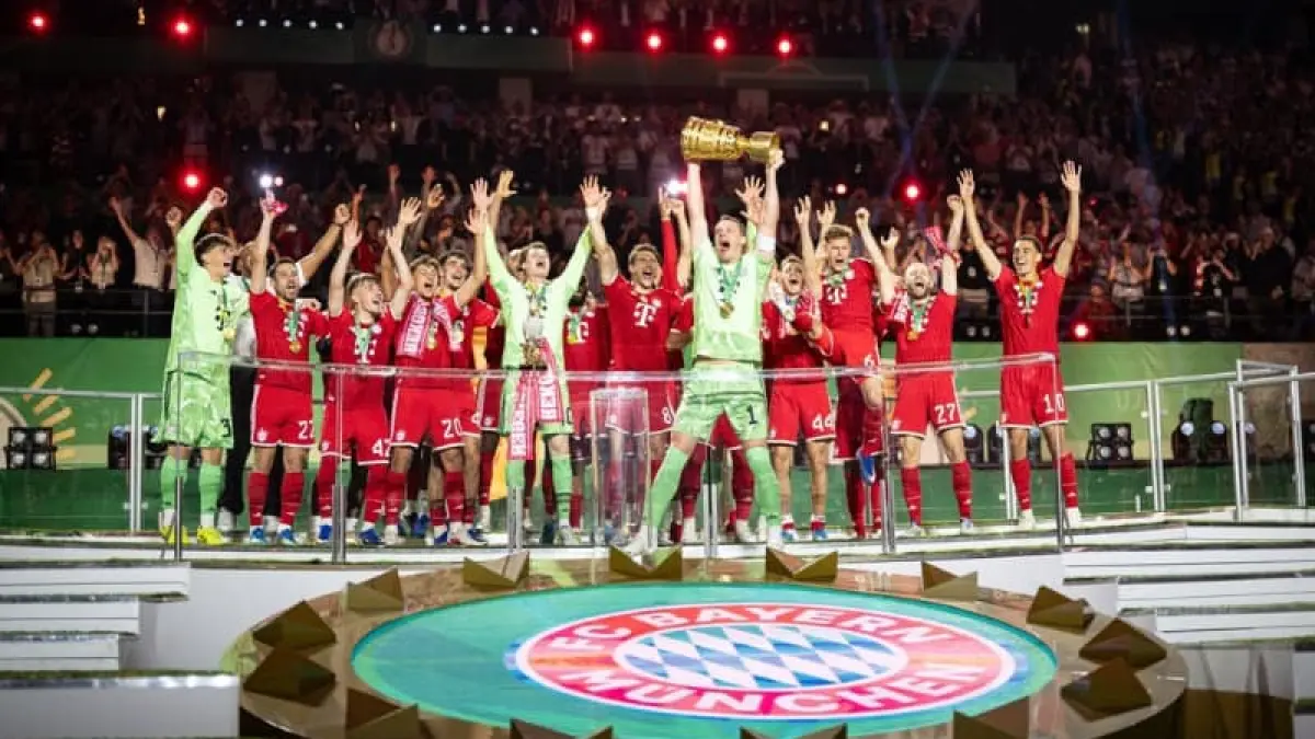Para pemain Bayern Munich merayakan keberhasilan mengangkat trofi DFB-Pokal untuk yang ke-21 kalinya sepanjang sejarah klub usai menundukkan Stuttgart. (Foto: X @FCBayernEN)