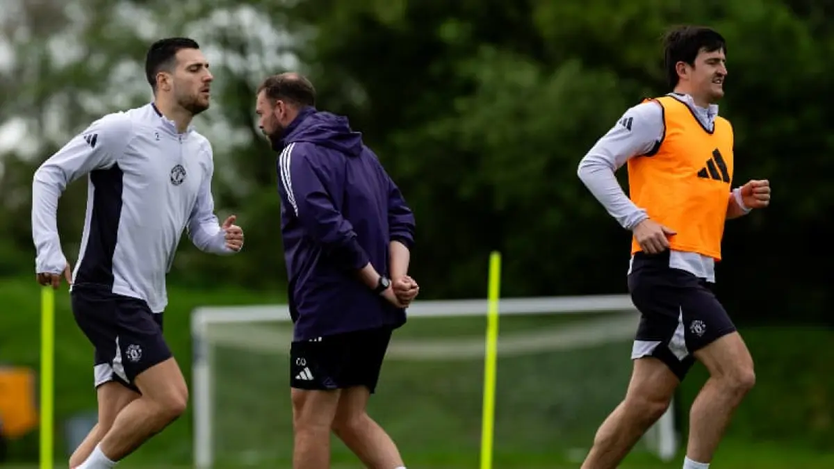 Para pemain Manchester United menjalani sesi latihan menjelang pertandingan melawan Brighton di pekan terakhir Premier League 2025-2026.(Foto: X @ManUtd)