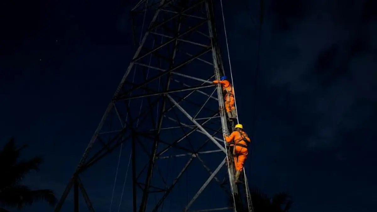Petugas PLN dikerahkan untuk melakukan proses pemulihan jaringan kelistrikan secara cepat dan aman sehingga listrik di wilayah Sumbar bisa kembali menyala.(Foto: Humas PLN)
