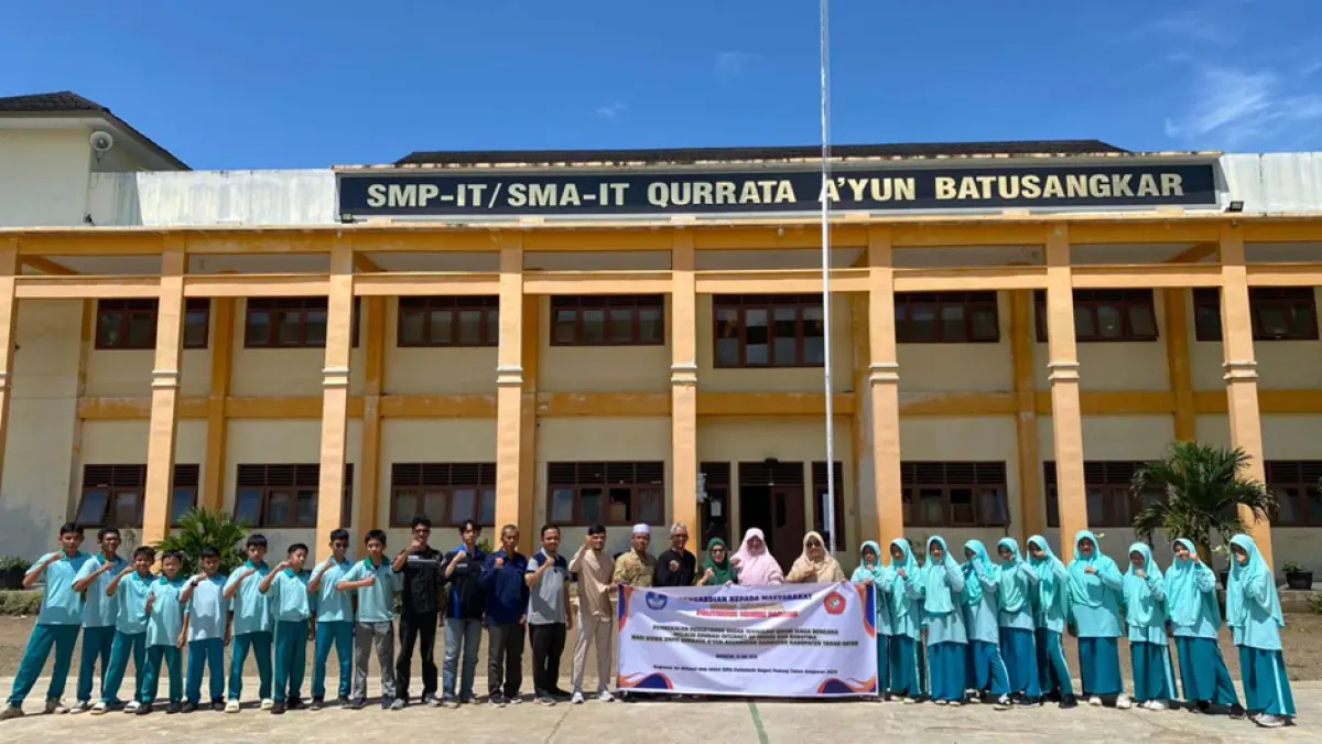 Siswa SMPIT Qurrata A’yun Kecamatan Rambatan, Kabupaten Tanahdatar, foto bersama usai kegiatan Pengabdian kepada Masyarakat (PKM) yang digelar Politeknik Negeri Padang, Sabtu (23/5). (DOK PNP)