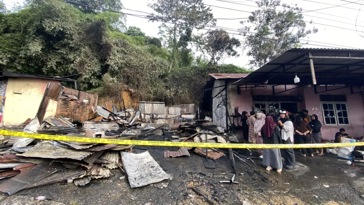 Suasana pascakebakaran kafe dan warung makan di Kelurahan Balaipanjang, Kecamatan Payakumbuh Selatan, Kota Payakumbuh, dilalap si jago merah pada Minggu (24/5). (DOK SATPOL PP DAMKAR PAYAKUMBUH)