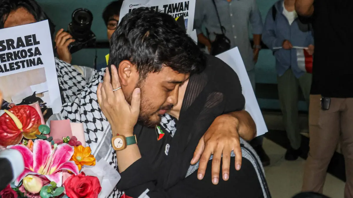Toudy Badai, relawan GSF lainnya, berpelukan dengan kerabat. (HANUNG HAMBARA/JPG)