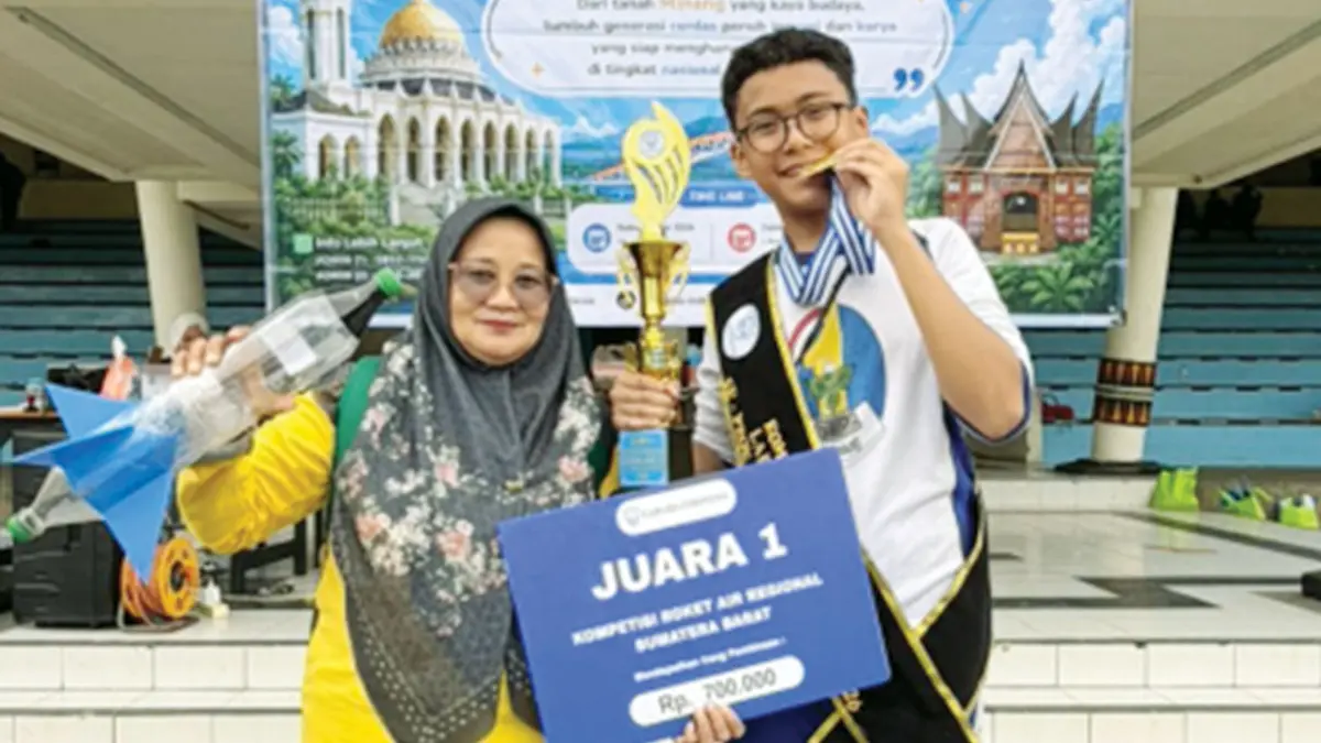 Wijdan Adam Mondale memegang tropi saat menjadi juara satu lomba Roket Air Sumatera Barat beberapa waktu lalu. (TIM LAMAN GURU)