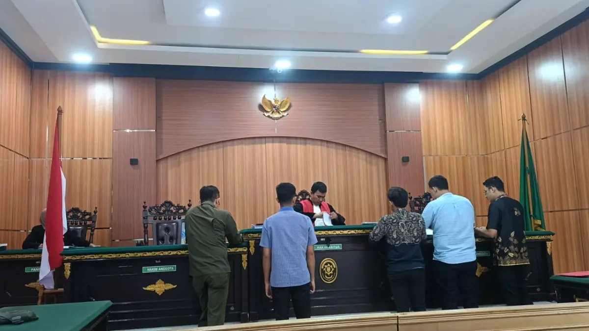 Hakim tunggal bersama kuasa hukum pemohon dan tim termohon memeriksa dokumen serta alat bukti surat yang diajukan pihak termohon dalam sidang lanjutan praperadilan dugaan korupsi proyek Revitalisasi Pasar Rakyat Sungaibatang di Pengadilan Negeri Lubukbasung, Jumat (22/5). (PUTRA/PADEK)