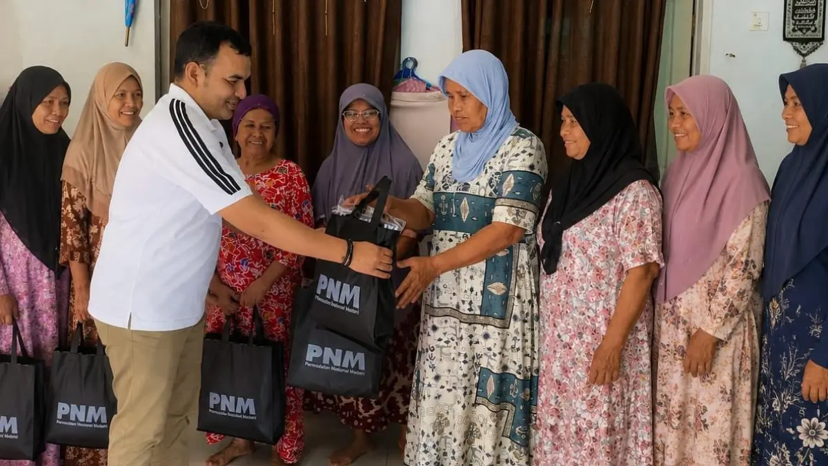 Penyaluran donasi program RE3 FOR-E PNM kepada masyarakat sebagai wujud kepedulian terhadap lingkungan dan pemberdayaan ekonomi nasabah. Melalui gerakan ini, pakaian layak pakai yang dikumpulkan tidak hanya mengurangi limbah tekstil, tetapi juga memberikan manfaat bagi pelaku usaha laundry dan keluarga penerima manfaat di Kota Padang.