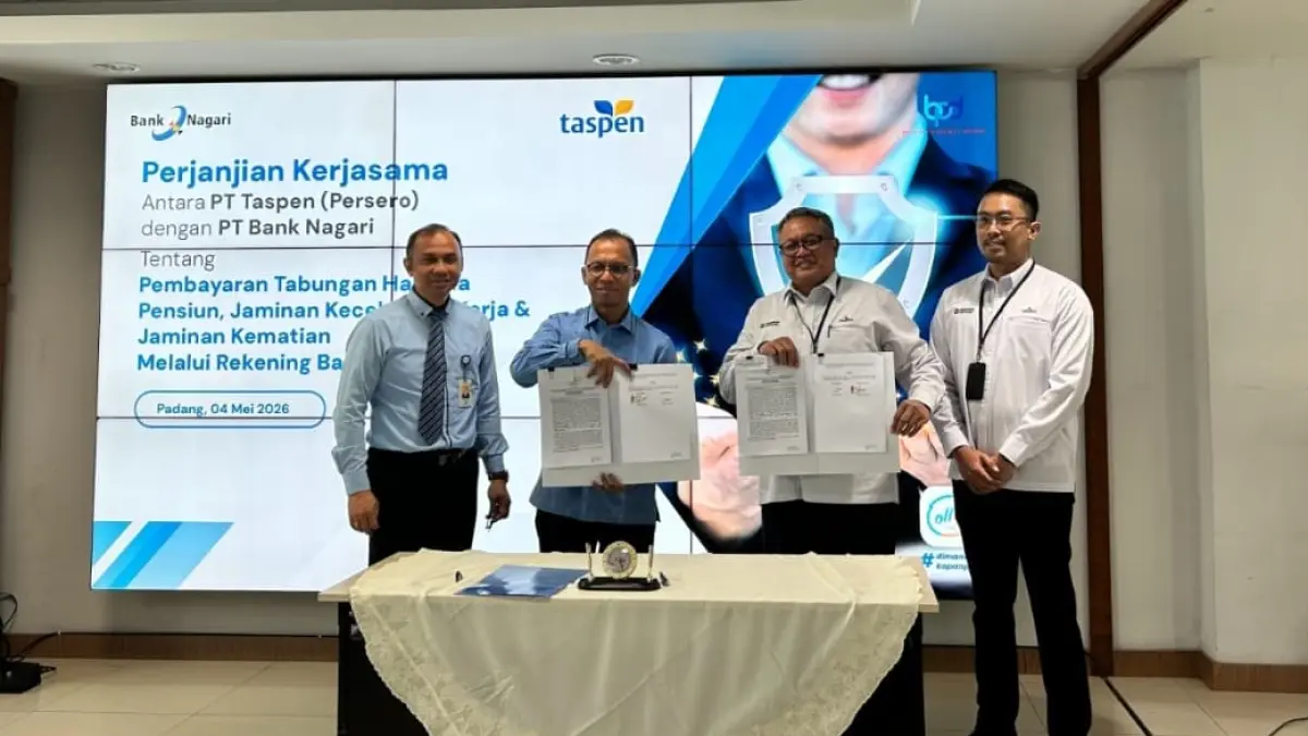 Branch Manager PT TASPEN (Persero) Kabul Wibowo dan Direktur Keuangan PT Bank Nagari Roni Edrian menandatangani PKS layanan pembayaran THT, pensiun, JKK, dan JKM di Padang.(Foto: Humas Taspen)