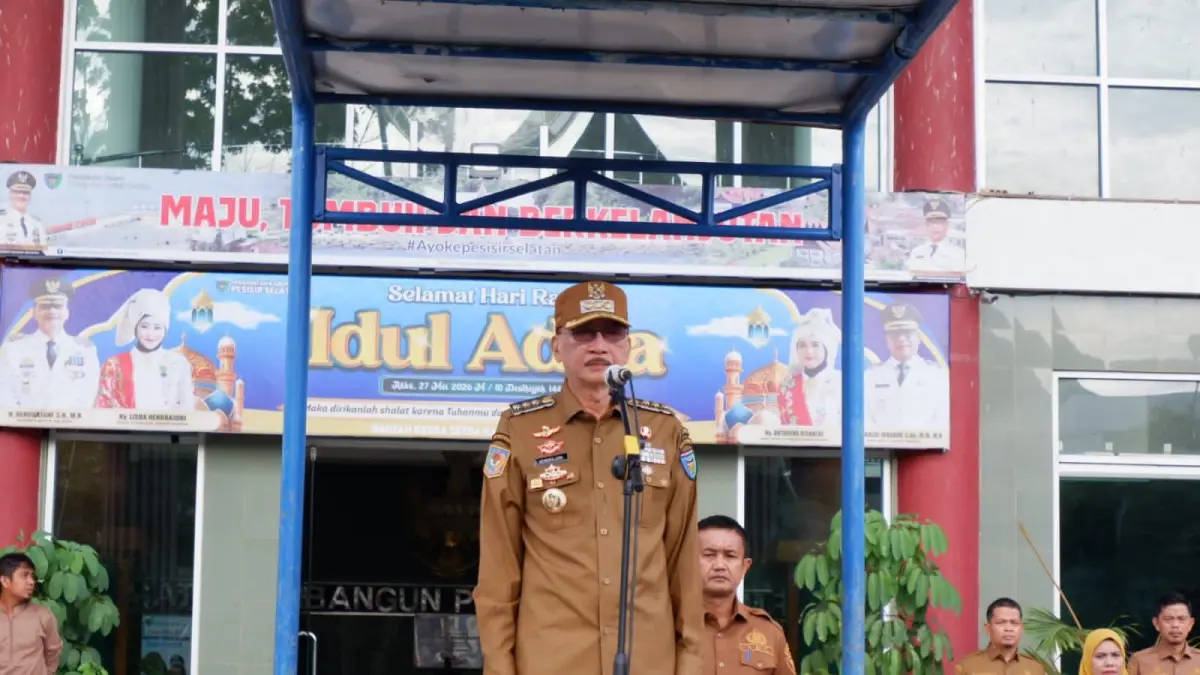 Bupati Pesisir Selatan, Hendrajoni, menyampaikan arahan saat apel gabungan di halaman Kantor Bupati Pessel, Senin (25/5). (DOK DISKOMINFO)