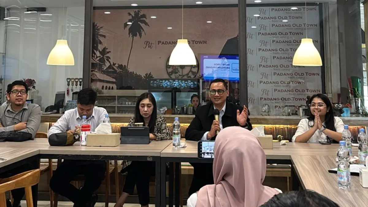 Department Head Micro Business BRI Region 3 Padang, Riana, memaparkan capaian program pemberdayaan UMKM sepanjang 2026 dalam kegiatan Ramah Tamah dan Silaturahmi BRI Region 3 Padang, Senin (25/5/2026).