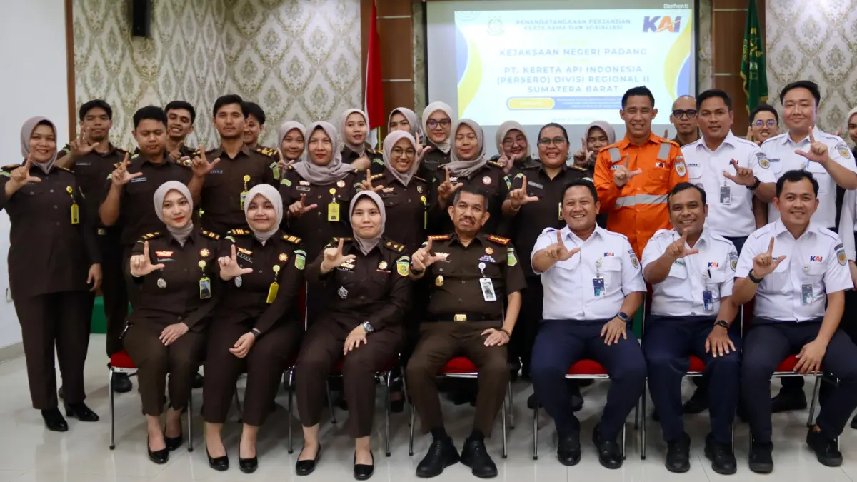 Jajaran KAI Divre II Sumbar dan Kejari Padang foto bersama usai MoU pengamanan aset serta pendampingan hukum untuk memperkuat operasional perusahaan.