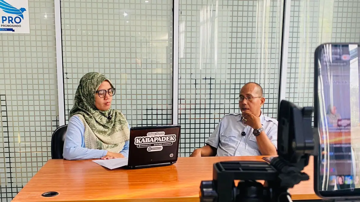 Jurnalis senior Padang Ekspres, Two Efly menjadi narasumber pada program KABA PADEK Sore di Graha Pena, Lubukbuaya, Senin (25/5). (DOK PADEK)