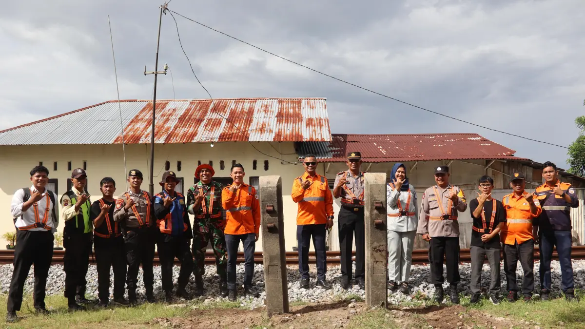 KAI Divre II Sumbar menutup tiga perlintasan liar di Kota Pariaman untuk mengurangi risiko kecelakaan dan meningkatkan keselamatan kereta api.