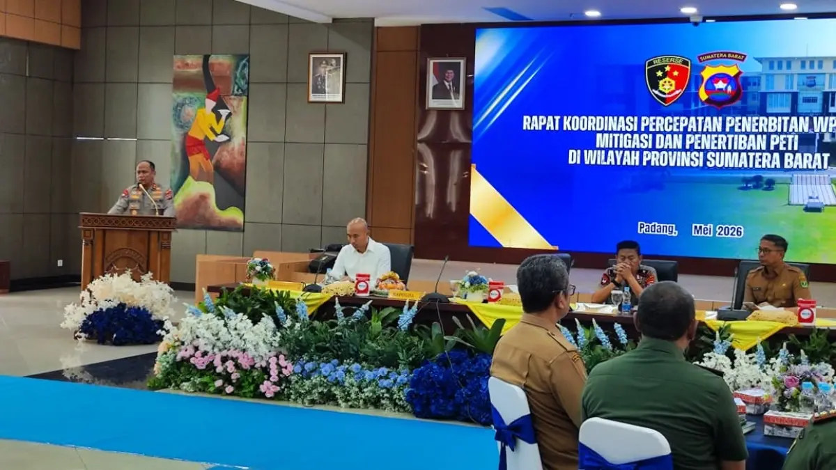 Kapolda Sumbar Irjen Pol Gatot Tri Suryanta memimpin rapat koordinasi percepatan penerbitan WPR dan IPR sekaligus mitigasi dan penertiban PETI di Lantai IV Mapolda Sumbar, Senin (25/5). (RANDI/PADEK)