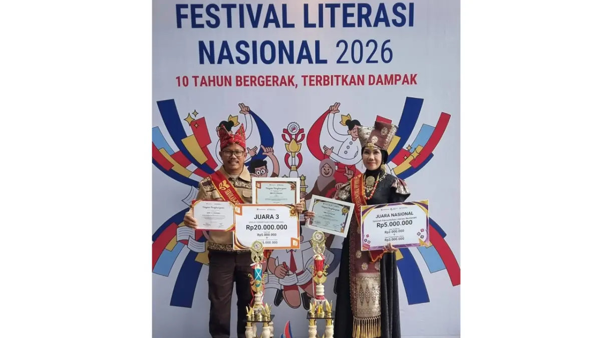 Kepala Smk Negeri 6 Padang, Deta Mehendra (kiri) dan Eka Tresia saat menerima penghargaan festival literasi nasional tahun 2026. (TIM LAMAN GURU)