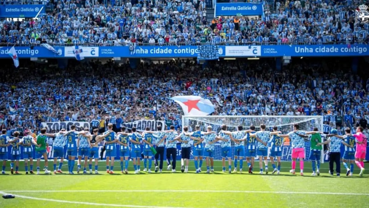 Pemain Deportivo de La Coruna merayakan bersama para penggemar di Stadion José Zorrilla usai memastikan promosi ke La Liga 2026/2027 setelah menang 2-0 atas Real Valladolid.(Foto: X @rcdlccom)