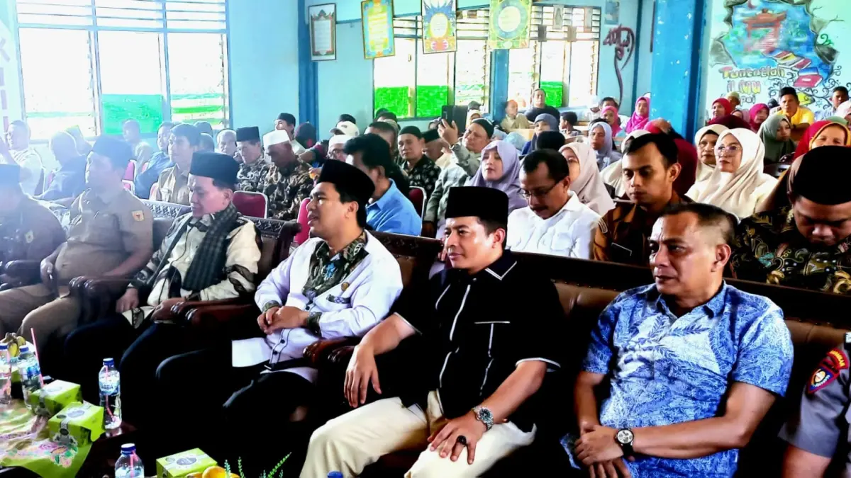 Ratusan perantau yang tergabung dalam Ikbal Saiyo Sakato menghadiri acara halal bihalal dan pulang basamo di Nagari Batu Taba, Kecamatan Batipuh Selatan, Tanahdatar, Senin (25/5). (SAFRIZAL/PADEK)