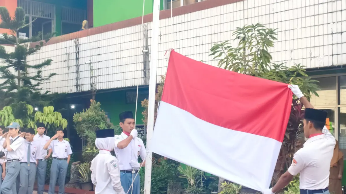 Siswa SMK Negeri 6 Padang sedang mengibarkan bendera merah putih pada upacara bendera beberapa waktu lalu. (TIM LAMAN GURU)
